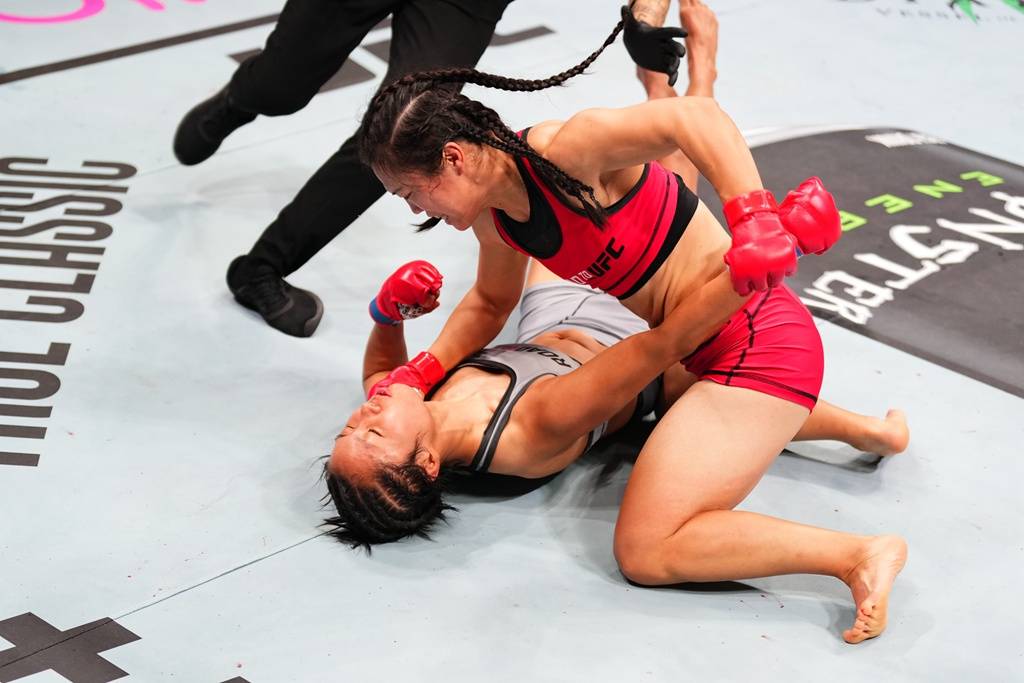 石铭KO冯萧灿拿到UFC入场券 赛后哽咽：希望她尽快康复