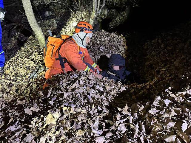 零下11℃！驴友夜困黄草梁，将自己埋在落叶中取暖