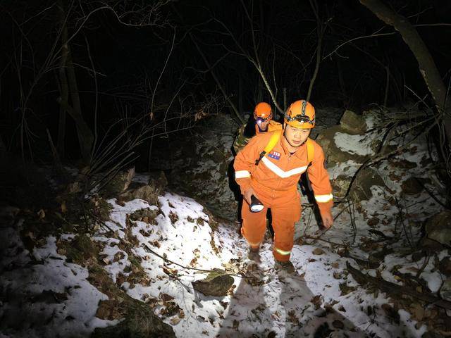 零下11℃！驴友夜困黄草梁，将自己埋在落叶中取暖