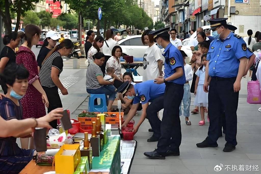 为什么国家允许摆地摊，城管却不让？背后究竟有何原因？