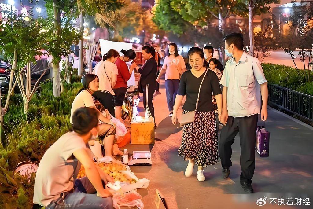 为什么国家允许摆地摊，城管却不让？背后究竟有何原因？