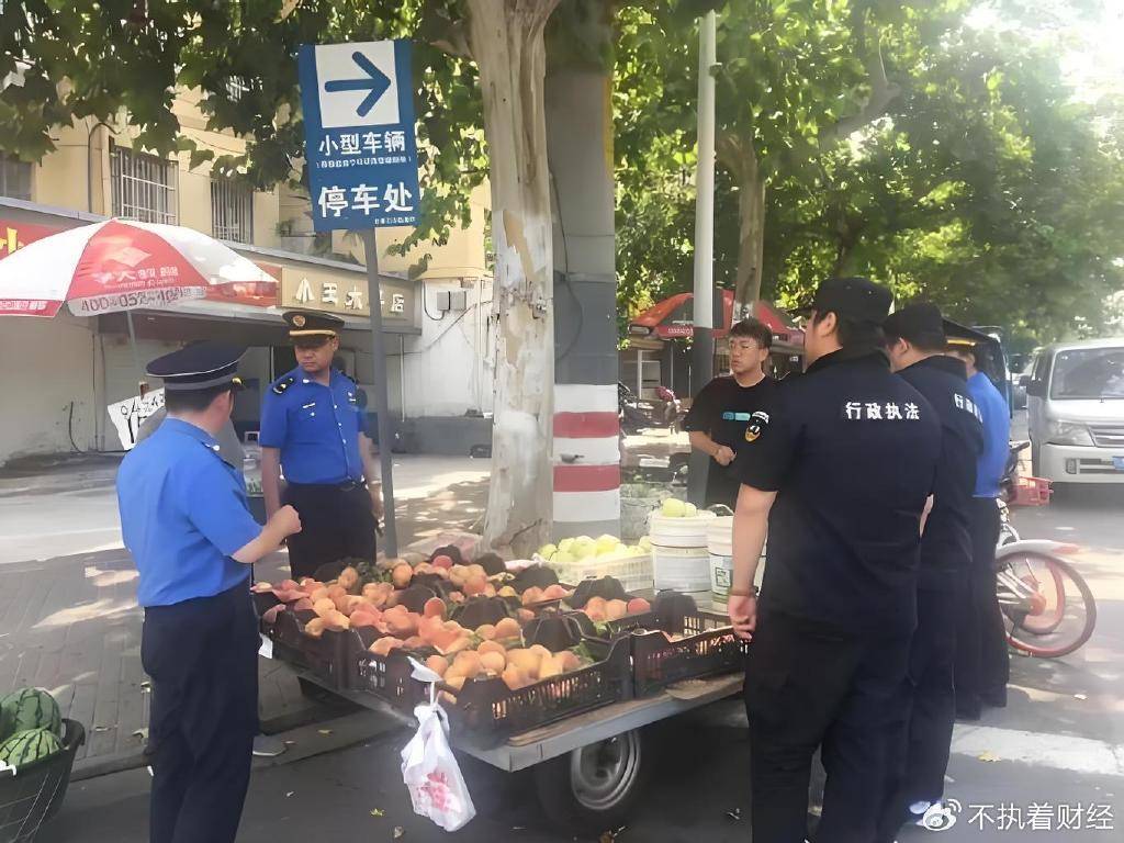 为什么国家允许摆地摊，城管却不让？背后究竟有何原因？