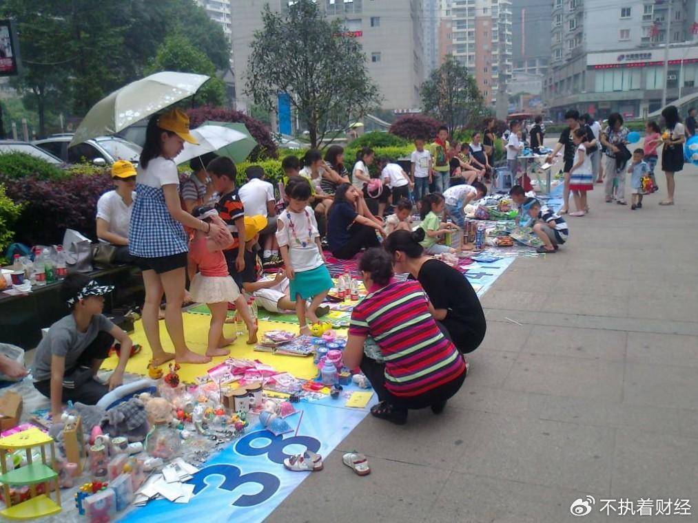 为什么国家允许摆地摊，城管却不让？背后究竟有何原因？