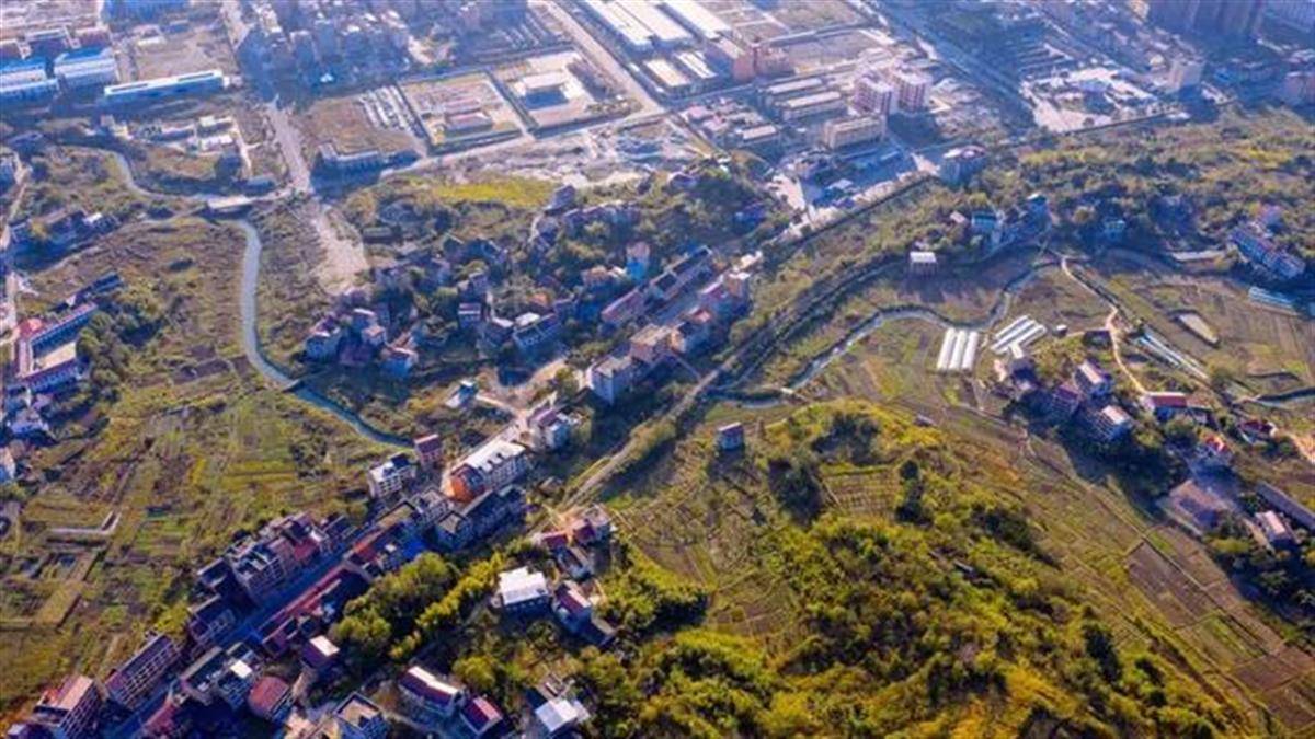 湖南邵阳一村到市中心打“征婚广告”：有底气，嫁过来不会差