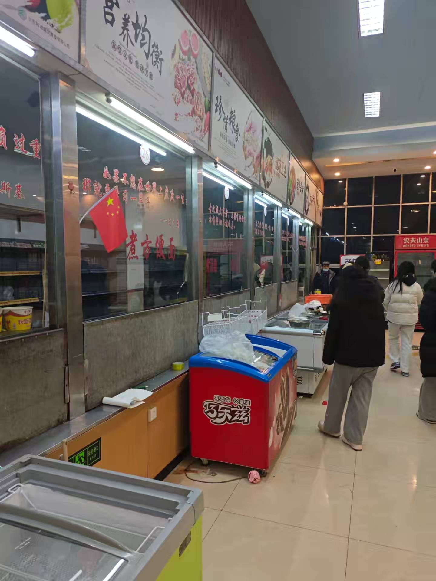 济大学生称超市煮泡面卖10元挤走卖3.5元的食堂老板，学校：已要超市整改，热食商品下架