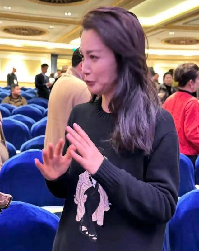 51岁李冰冰卸下"伪装"，取出假体融掉玻尿酸，选择自然老去