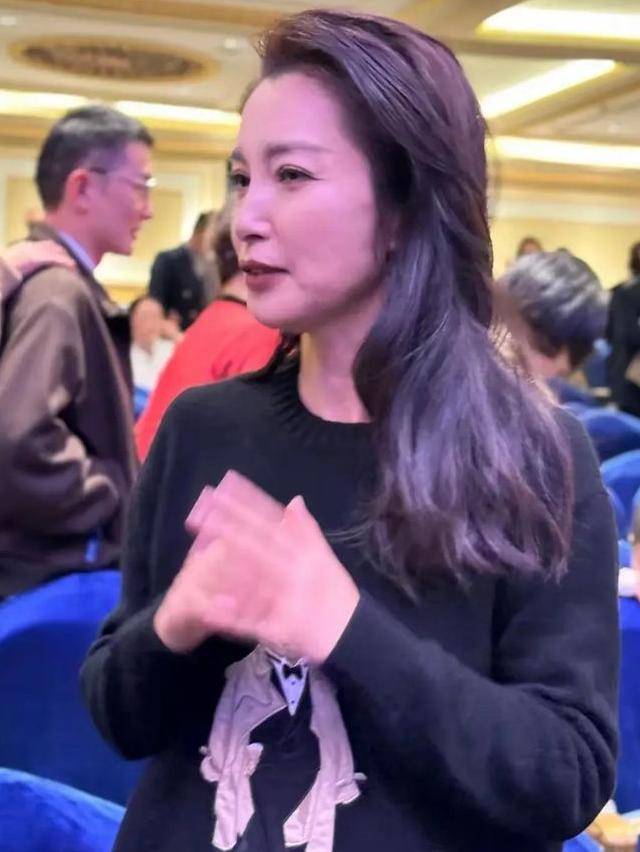 51岁李冰冰卸下"伪装"，取出假体融掉玻尿酸，选择自然老去