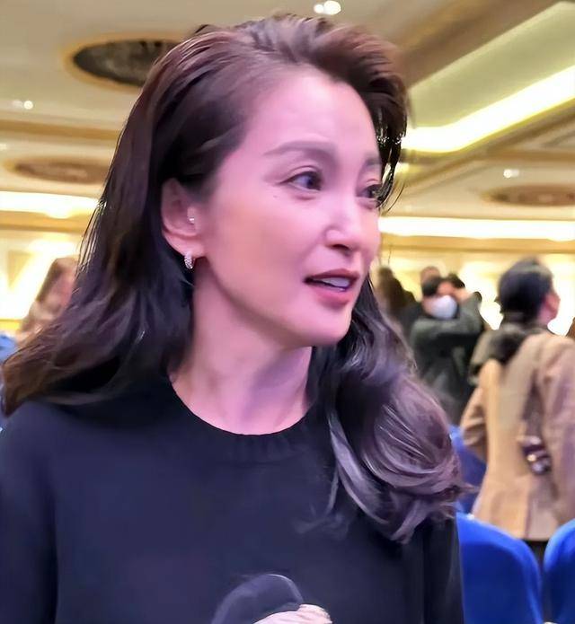 51岁李冰冰卸下"伪装"，取出假体融掉玻尿酸，选择自然老去