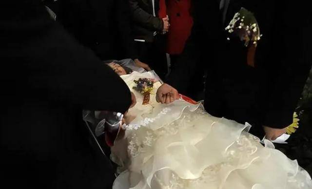 李钰：因癌症去世，男友汪雨已经结婚生子，只有母亲还记得她！