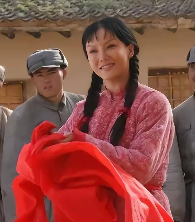 抗日神剧惊现逆天整容脸，主演导演都她一人，胡编程度堪称史诗级