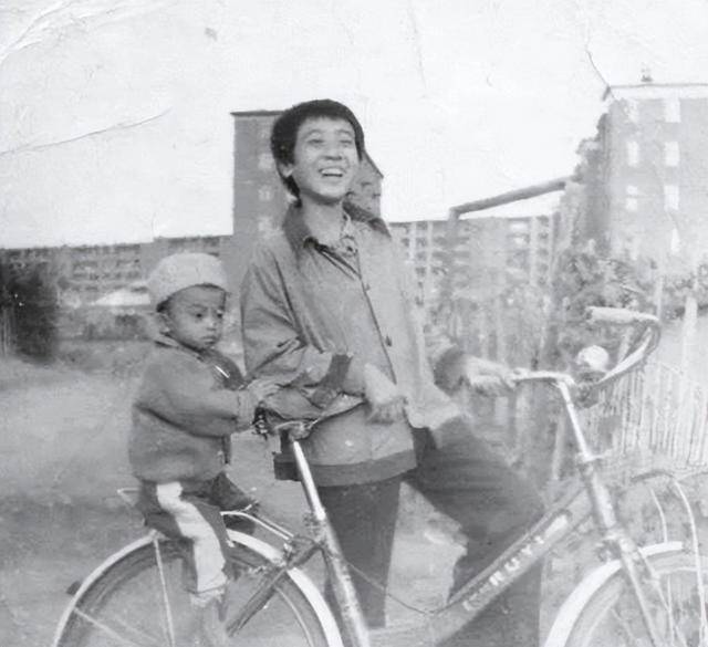 于和伟：3岁丧父，吃姐姐奶水长大，成名后为8个哥哥姐姐买房！