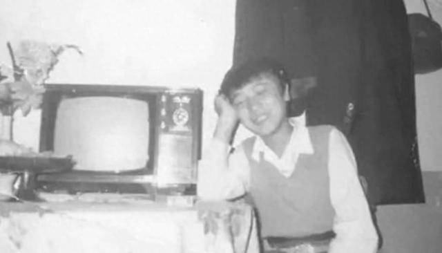 于和伟：3岁丧父，吃姐姐奶水长大，成名后为8个哥哥姐姐买房！