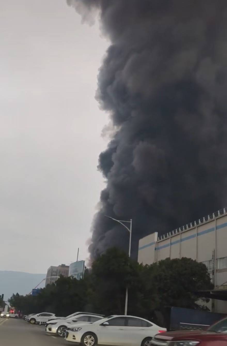 重庆江北区一工厂起火，消防：火势已得到控制，无人员伤亡