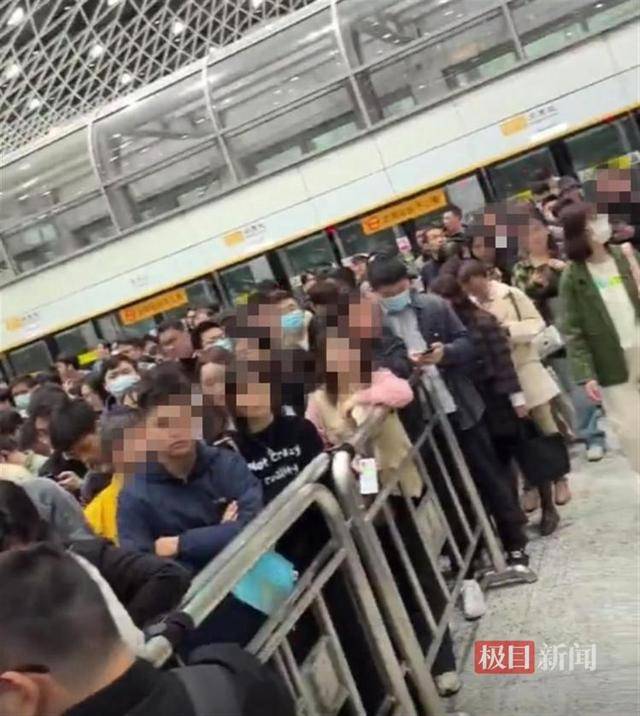 深圳地铁11号线突发故障，乘客被困车厢20分钟，客服：已修复并恢复运行