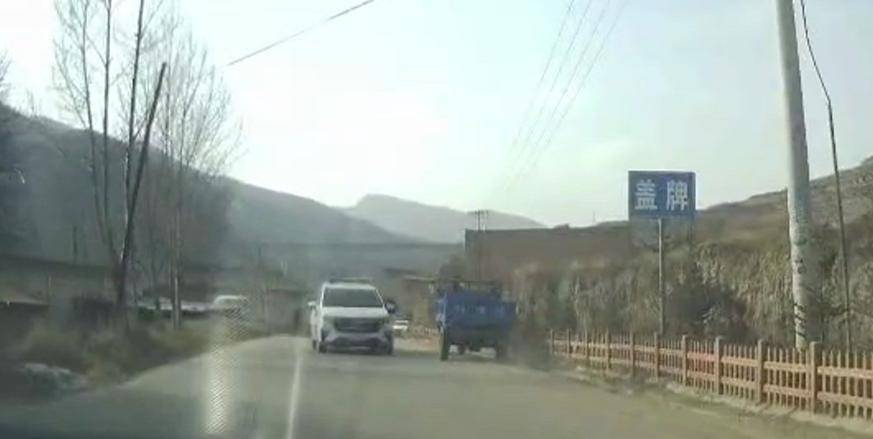 目击警车把农用车“别进”沟，男子称网上发视频后接警方“约谈”电话