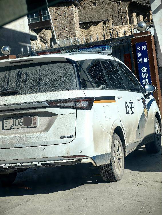 目击警车把农用车“别进”沟，男子称网上发视频后接警方“约谈”电话