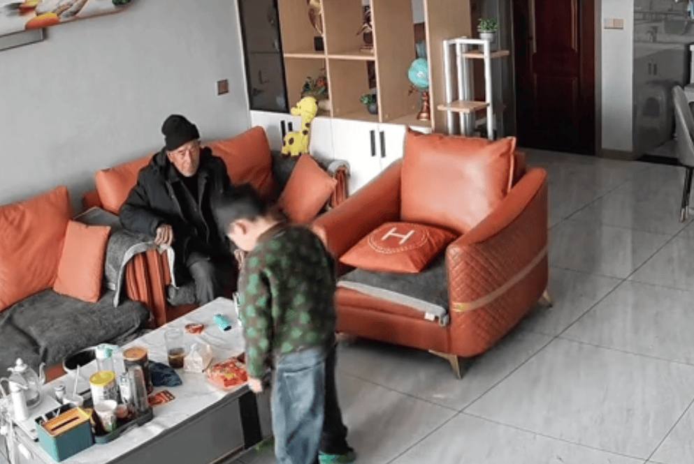 爸妈不在家7岁男孩独自招待外公，拿自己最爱吃的招待，还叮嘱外公回家路上小心