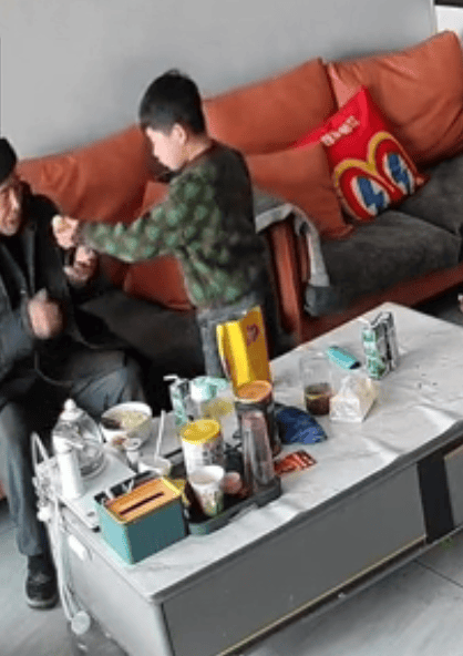 爸妈不在家7岁男孩独自招待外公，拿自己最爱吃的招待，还叮嘱外公回家路上小心