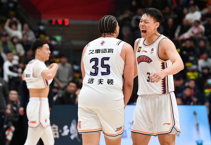 洛夫顿27+9+7王哲林16分 上海主场大胜山东