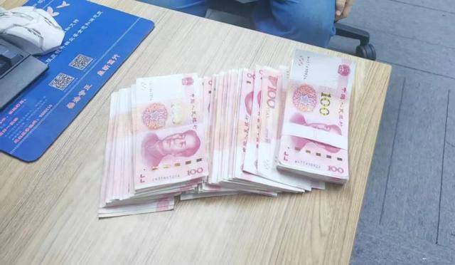 他早上九点装“孙子”，下午五点戴上“银镯子”……