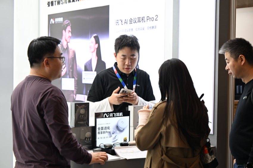 藏在耳边的场景革命：讯飞AI会议耳机Pro2如何用AI突破效率边界
