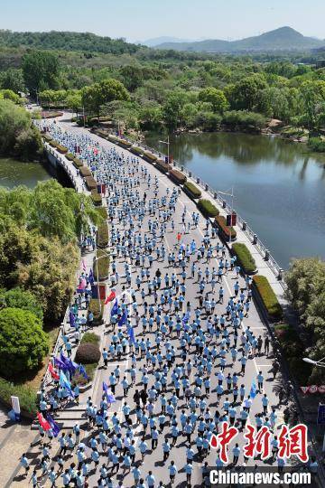 南京邮电大学五千余师生校友奔跑校园“薪火传·踏歌行”