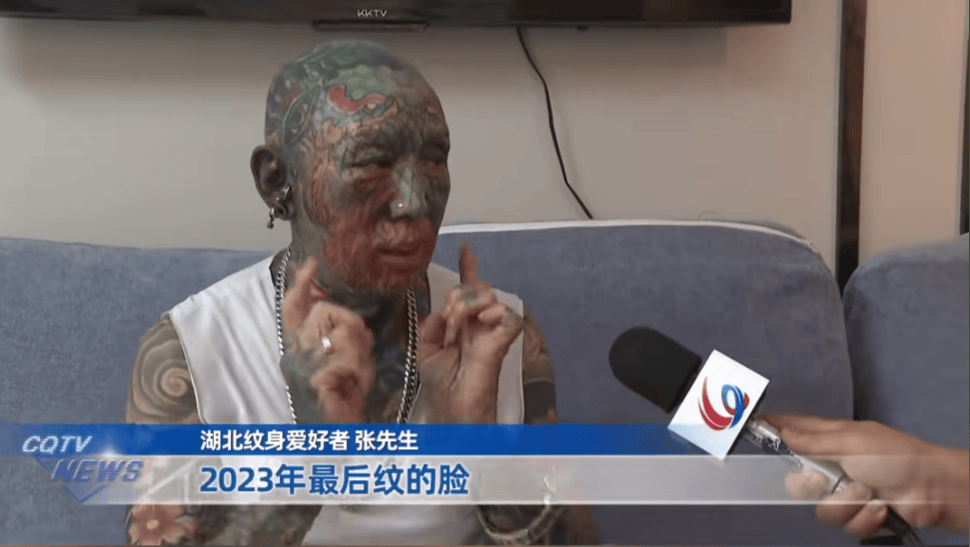 68岁大爷满身纹身！高铁飞机坐不了，亲友躲着走：你是个老妖怪