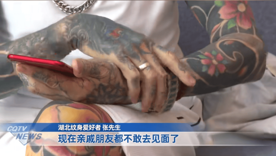 68岁大爷满身纹身！高铁飞机坐不了，亲友躲着走：你是个老妖怪