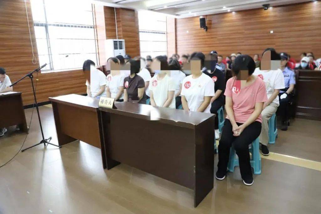 一小学食堂员工侵占食堂优质肉制品用于自食或销售，法院判决：11人获刑，返还77斤排骨